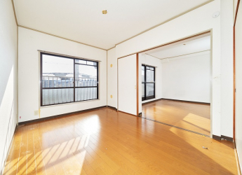 リビングの隣、6帖洋室は大きく開く引き込み扉でリビング一体になります