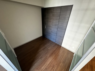 落ち着いた色調の寝室です