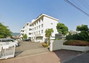 松山市立八坂小学校まで650m
