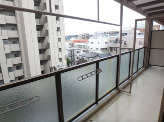 外からの目が気にならないバルコニーで洗濯物が干せます
