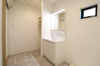 【施工例】注文住宅でも人気の３面鏡を採用！ミラー裏に収納でき