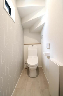 【施工例】トイレは１階、２階に設置。便座はフチ無し形状でサッ