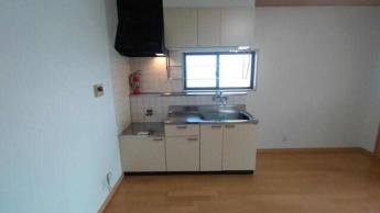 キッチンに窓があり明るいお部屋