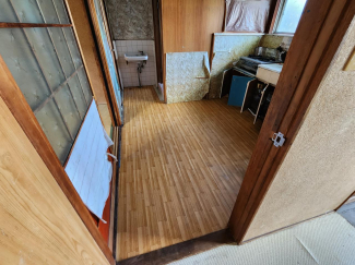 2階住居　台所　玄関土間から右手北側
