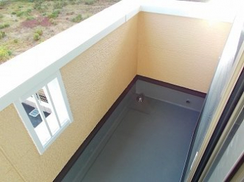外からの目が気にならないバルコニーで洗濯物が干せます