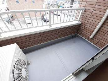 開放的で明るい空間を演出してくれるバルコニーです
