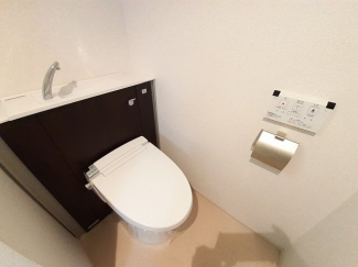 落ち着いた色調のトイレです