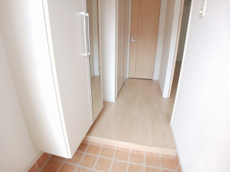 収納もある玄関です
