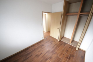 落ち着いて過ごせるお部屋なので、寝室にいかがでしょうか