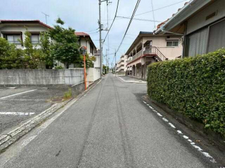 西側道路を北向きに撮影