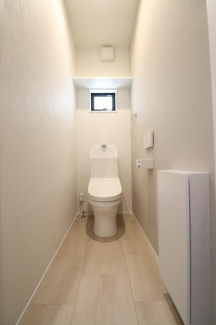 【施工例】トイレは１階、２階に設置。便座はフチ無し形状でサッ