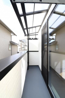 【施工例】南向き、日当たり良好なバルコニー。屋根付きで多少の