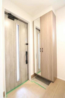 【施工例】玄関には大容量のシューズボックスを完備！鏡がついて