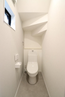 【施工例】トイレは１階、２階に設置。便座はフチ無し形状になっ