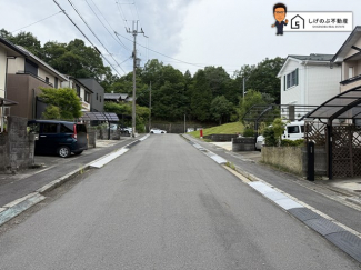 前面道路は約9ｍの広さがございます。車庫入れもスムーズに行えます。