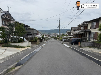 前面道路は約9ｍの広さがございます。車庫入れもスムーズに行えます。