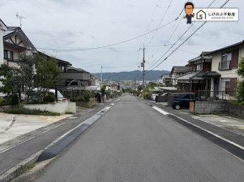 前面道路は約9ｍの広さがございます。車庫入れもスムーズに行えます。