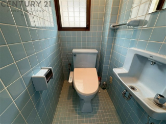 温水洗浄便座付トイレは温水洗浄機能により、暖かい水でおしりを洗浄することができ、冷たい水を使う従来の便座に比べ、温水洗浄機能で暖かいトイレを提供し、快適な使用を可能にします。