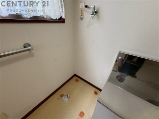 洗濯物の仕分け作業がしやすく、整理整頓が容易になります。洗濯音や湿気を他の部屋に持ち込まず、生活環境を快適に保ちます。上部を活用すれば収納スペースを確保でき洗剤や洗濯用品の整理もしやすくなります。