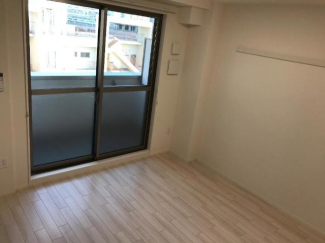東向きで朝日が入る洋室