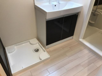 ドラム式も置きやすい洗濯機置き場