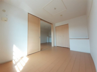 明るい色調の室内です