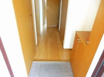 収納もある玄関です