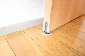 ドアストッパーはロック機能付き