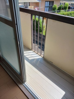 暖かな日差しのふりそそぐバルコニー