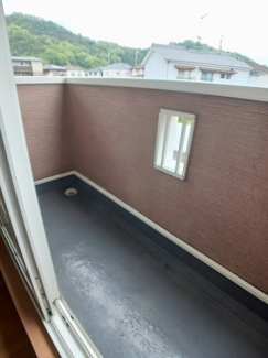 外からの目が気にならないバルコニーで洗濯物が干せます