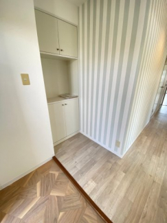木目調の床が目を惹くおしゃれな玄関です☆