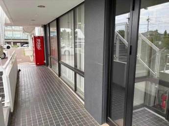 対象物件外観。ひな壇立地。自治会、万代百貨店側から来られる場