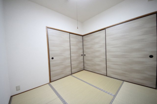 4.5帖和室、襖で仕切ると閉じた空間となります