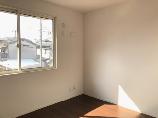 落ち着いて過ごせるお部屋なので、寝室にいかがでしょうか
