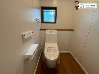 換気にも配慮した窓付きのトイレスペースとなっています。こちらは嬉しいウォシュレット機能付きです。