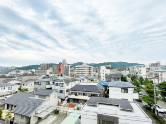 リビングダイニングから望む六甲山方面のすがすがしい眺望。