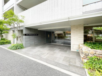落ち着いた雰囲気の銘板が、暖かく迎えます。