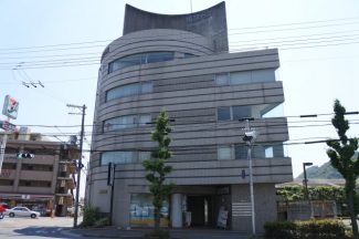 十二所線沿いにそびえたつ５階建ての姫路ガスビルです。