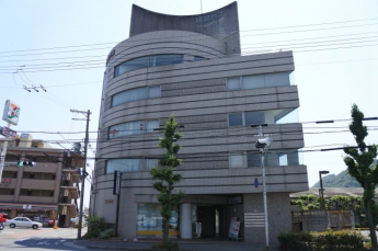 十二所線沿いにそびえたつ５階建ての姫路ガスビルです。