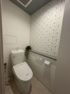 花柄の壁がおしゃれなトイレ☆
ぴかぴかのトイレです。