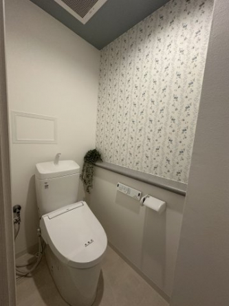 花柄の壁がおしゃれなトイレ☆
ぴかぴかのトイレです。