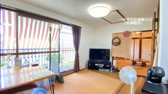 リビングに屋根裏収納庫（収納階段）（4層階）登記上2階部分