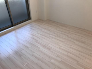薄い木目調のオシャレな床材