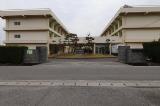 北伊予中学校まで1050m
