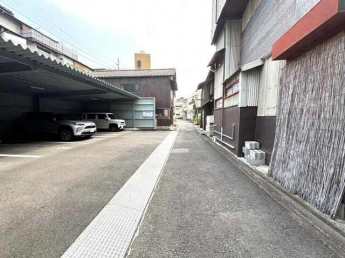 川里屋根付き月極駐車場の画像