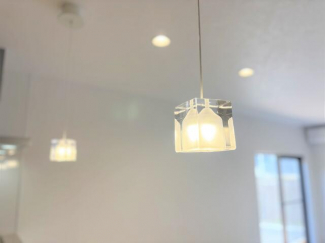 【リフォーム完了】キッチン前にはお洒落なペンダント照明を設置