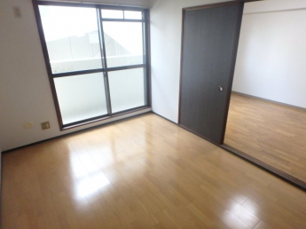 落ち着いて過ごせるお部屋なので、寝室にいかがでしょうか