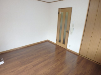 落ち着いた色調の寝室です