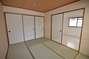 ゆったり過ごせる居間です