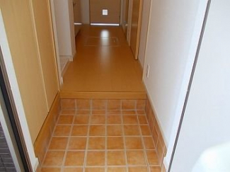 収納もある玄関です